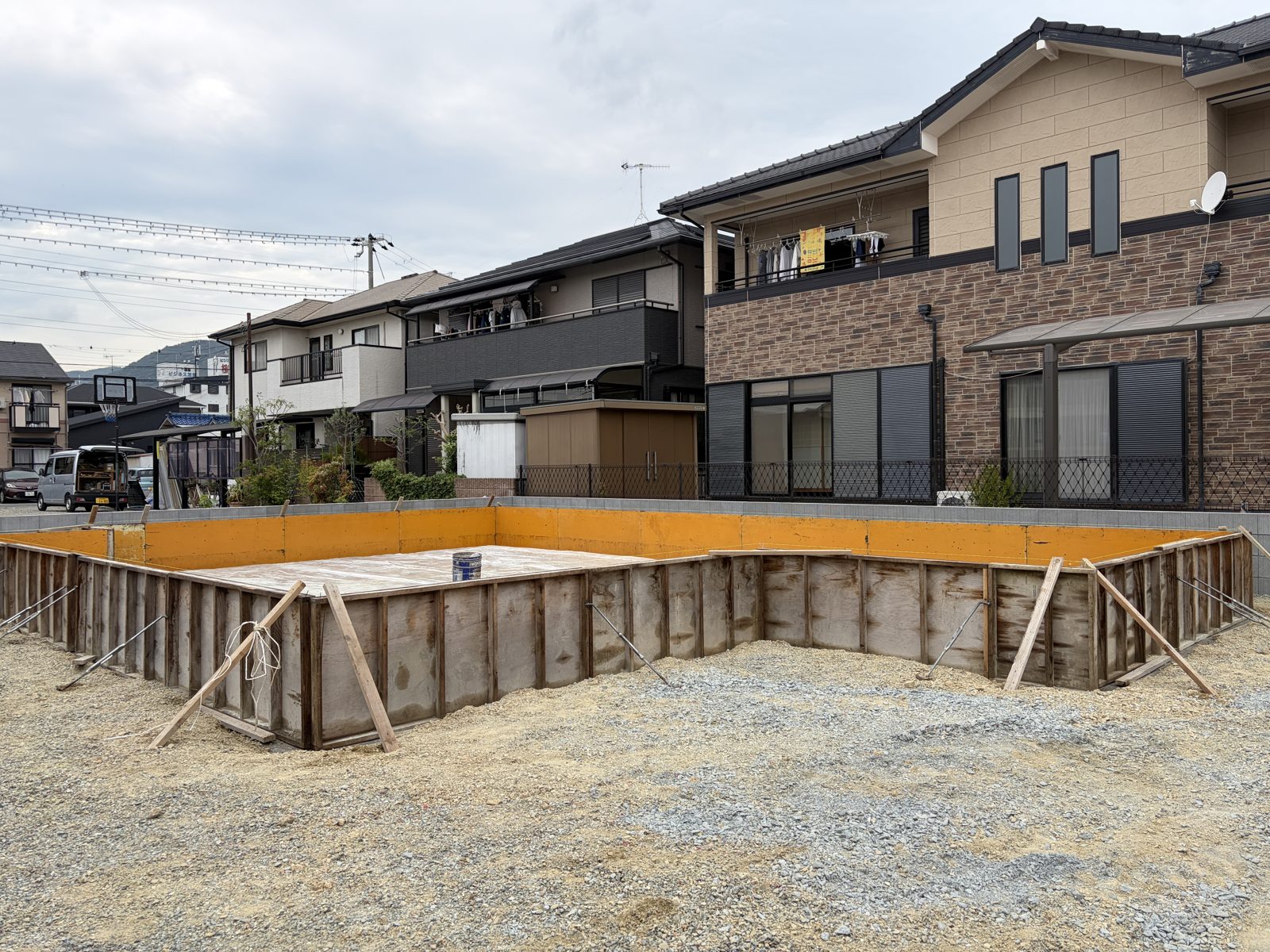 住宅基礎の型枠が組まれた現場全体の写真