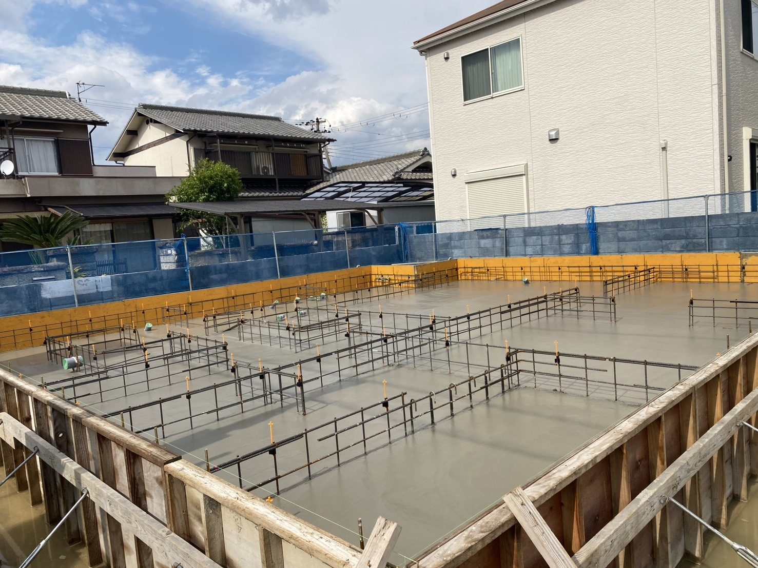 コンクリート打設後の住宅基礎全体写真